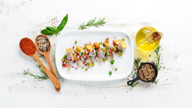 Zestaw świeżych składników i talerz z daniem